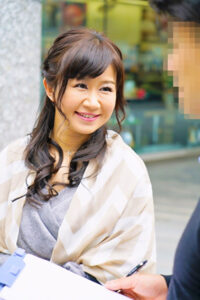 44歳でヒョウ柄のTバック！逝きマンを追撃ピストンされて完全昇天！銀座の駐車場のロケ車でパラダイス行きした藤本さん