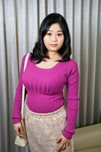 下着を見せるのもすんなりOKしちゃうすっげーハードルが低い爆乳Iカップ奥様のパンティのフロントは面積が狭いのでお毛々と具までもコンニチワしちゃってますww