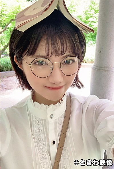 読書好きなショートヘアー女子はキュートなメガネを掛けたままブス男の生チンを積極的に咥え込みパイパンマンコに中出しを許す！